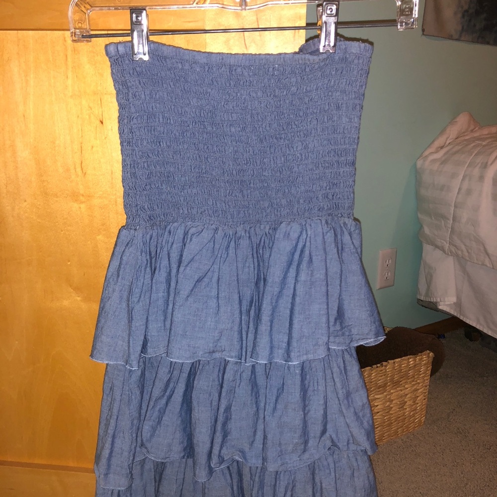 Sleeveless dress with ruffles